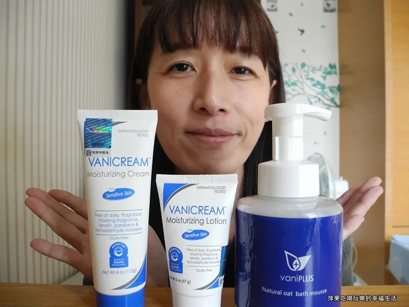 這張照片展示了VANICREAM薇霓肌本全日高效修護保濕乳霜、清爽乳液旅行瓶和vaniPLUS薇霓進階天然燕麥潔膚慕斯三款產品，以及一位女性的自拍。照片風格輕鬆自然，呈現出日常使用的情境。
