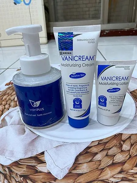 這是一張清晰展示vaniPLUS天然燕麥潔膚慕斯、VANICREAM薇霓肌本全日高效修護保濕乳霜和薇霓肌本無油安膚清爽調理乳液旅行瓶三款產品的照片，突顯了 VANICREAM 系列適用於敏感肌膚的特性。