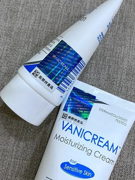 這是一張強調VANICREAM薇霓肌本全日高效修護保濕乳霜和薇霓肌本無油安膚清爽調理乳液旅行瓶防偽措施的產品細節照片，旨在提高消費者對正品驗證的意識。
