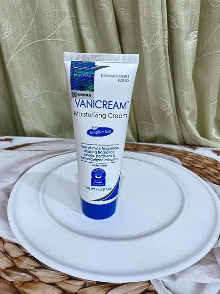 這是一張清晰展示VANICREAM薇霓肌本全日高效修護保濕乳霜產品包裝的照片，白色的盤子和淺色的背景使產品本身更加突出。整體的燈光柔和，營造出一種乾淨和專業的產品展示效果。