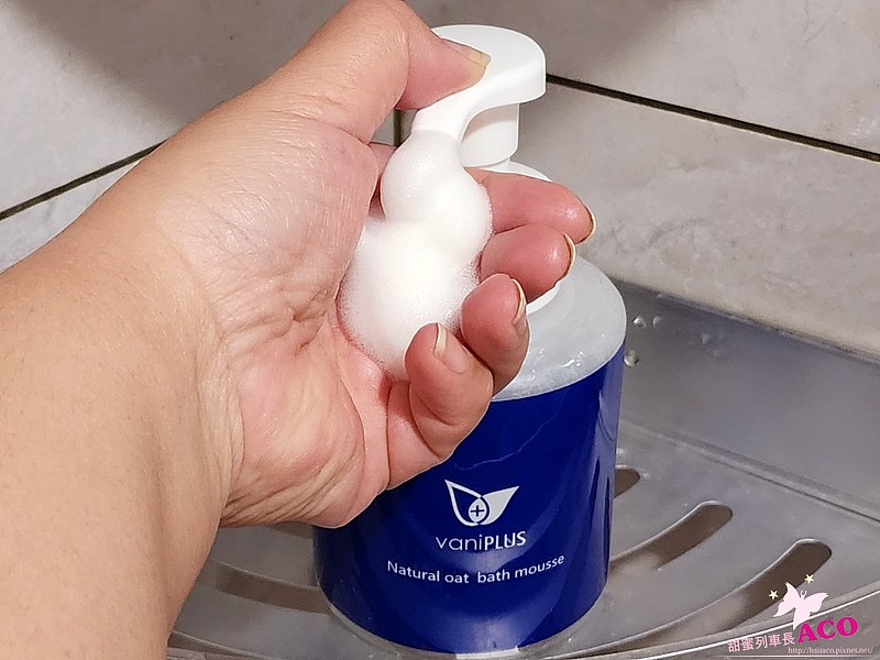 這張照片展示了vaniPLUS天然燕麥潔膚慕斯的使用情境，擠出綿密的慕斯泡沫。