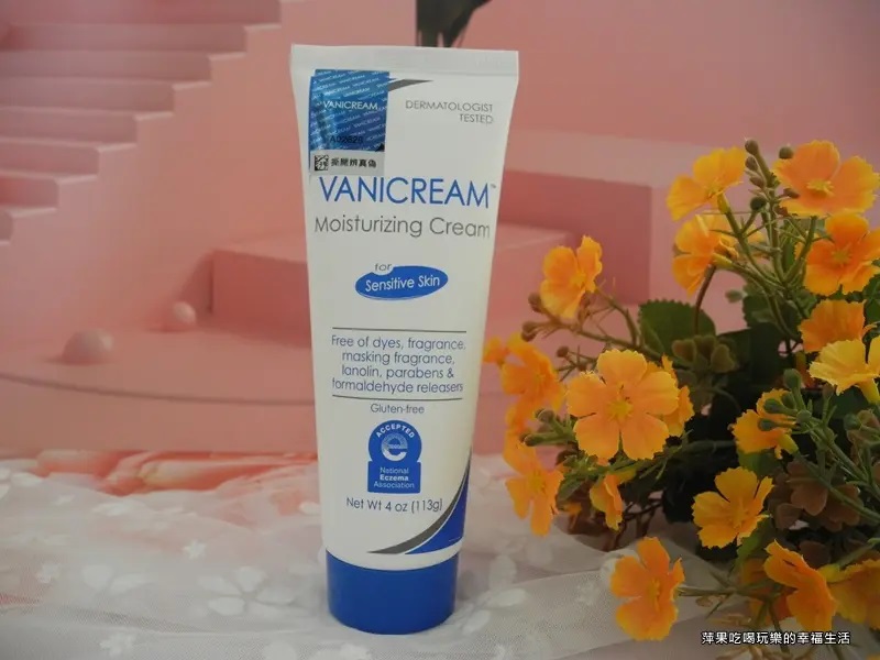 這張照片主要展示了VANICREAM薇霓肌本全日高效修護保濕乳霜的產品照，突顯產品的溫和特性和適用於敏感肌膚的定位。照片風格簡潔，並以橘色花朵作為裝飾。
