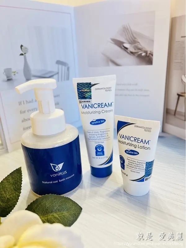 這是一張展示vaniPLUS薇霓進階天然燕麥潔膚慕斯、VANICREAM薇霓肌本全日高效修護保濕乳霜和薇霓肌本無油安膚清爽調理乳液旅行瓶三款產品的照片，搭配了裝飾物和書籍，