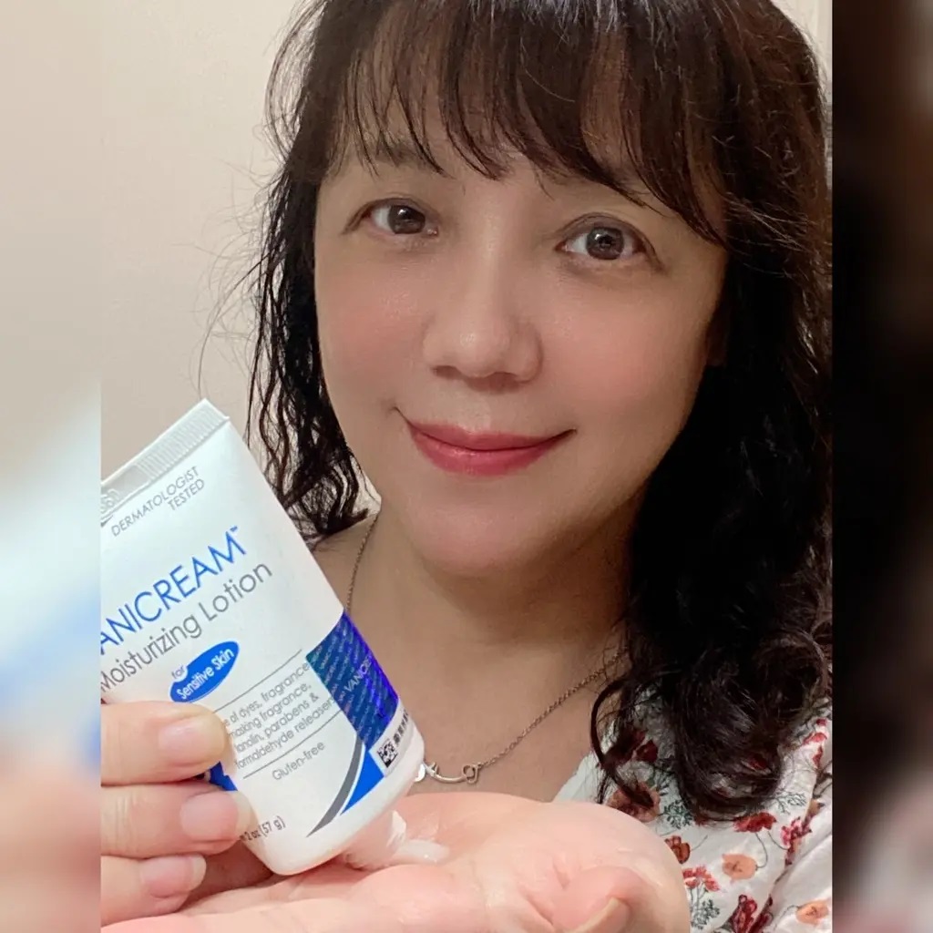 這張自拍照清晰地展示了使用者分享VANICREAM薇霓肌本無油安膚清爽調理乳液旅行瓶的情景。她微笑的表情和手中展示的乳液，傳達了對產品的喜愛和推薦。