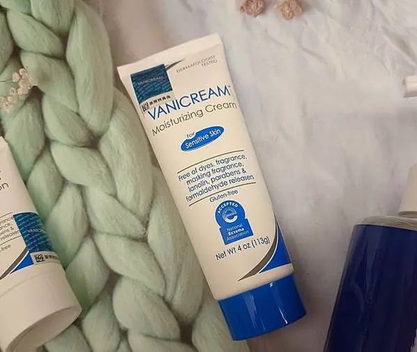 這張照片展示了一條VANICREAM薇霓肌本全日高效修護保濕乳霜，還可以模糊地看到其他產品和裝飾物。