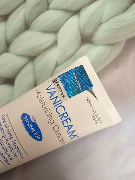 這張照片特寫展示了一條VANICREAM薇霓肌本全日高效修護保濕乳霜的上半部分，包裝上方貼有銀色防偽標籤。
