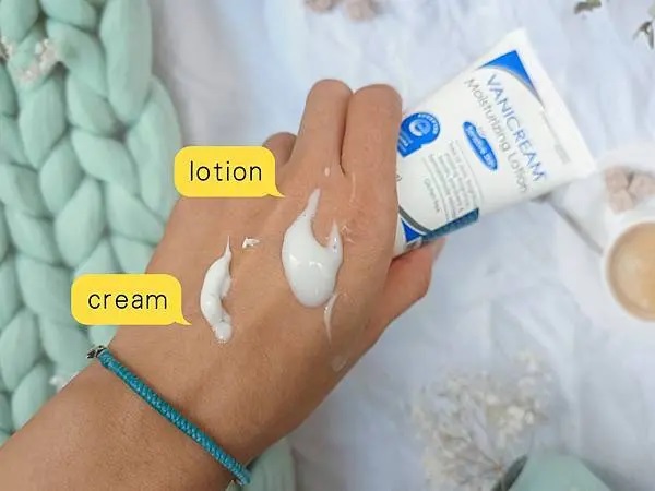 這張照片展示了一隻手擠出了VANICREAM薇霓肌本無油安膚清爽調理乳液旅行瓶和本全日高效修護保濕乳霜在手背上，並用文字標示了兩者的位置。