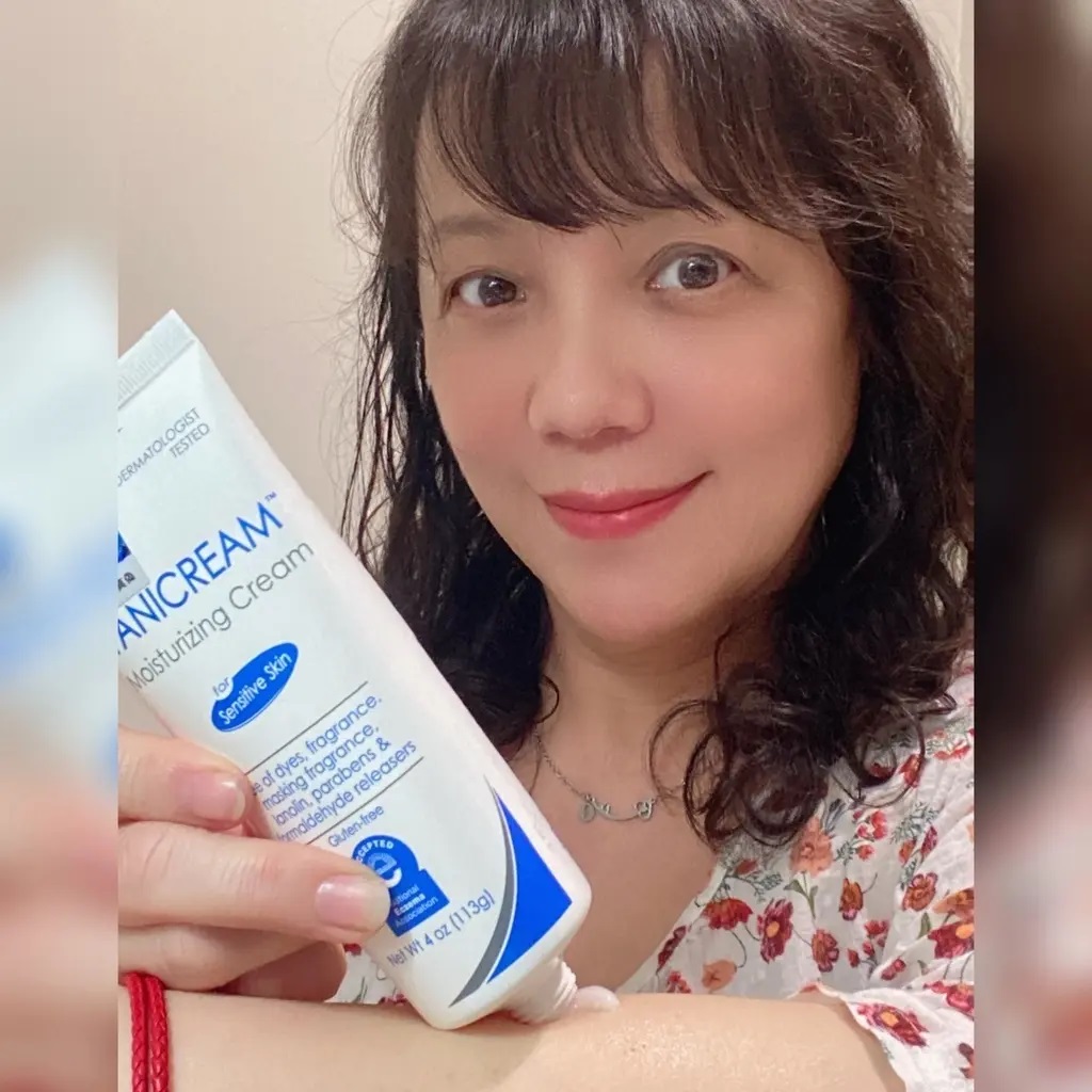 這是一張使用者分享VANICREAM薇霓肌本全日高效修護保濕乳霜使用心得的自拍照，強調產品的溫和和保濕特性。