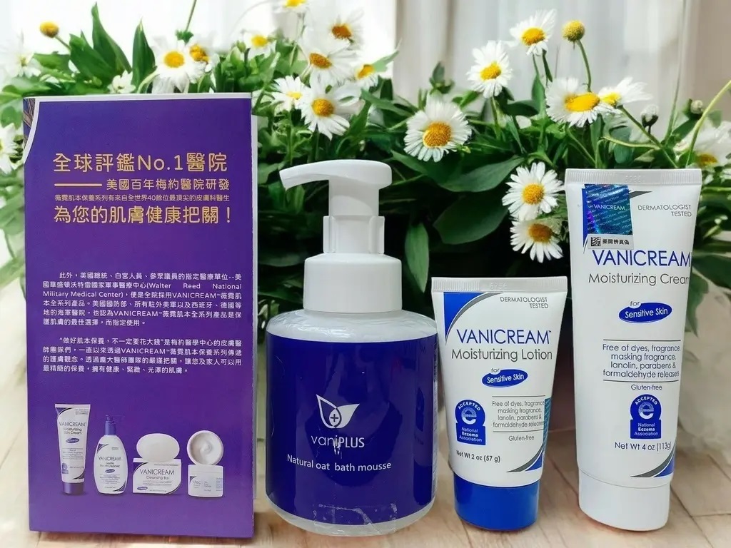 這張照片以柔和的光線和清新的雛菊花為背景，突顯了VANICREAM薇霓肌本和vaniPLUS系列產品的溫和、天然和專業形象。強調「美國百年梅約醫學中心研發」等資訊。