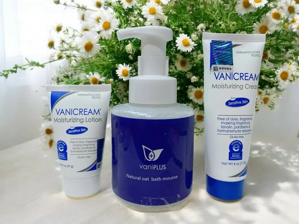這張照片以柔和的光線和清新的雛菊花為背景，突顯了VANICREAM薇霓肌本和vaniPLUS系列產品的溫和、天然和適用於敏感肌膚的特性。