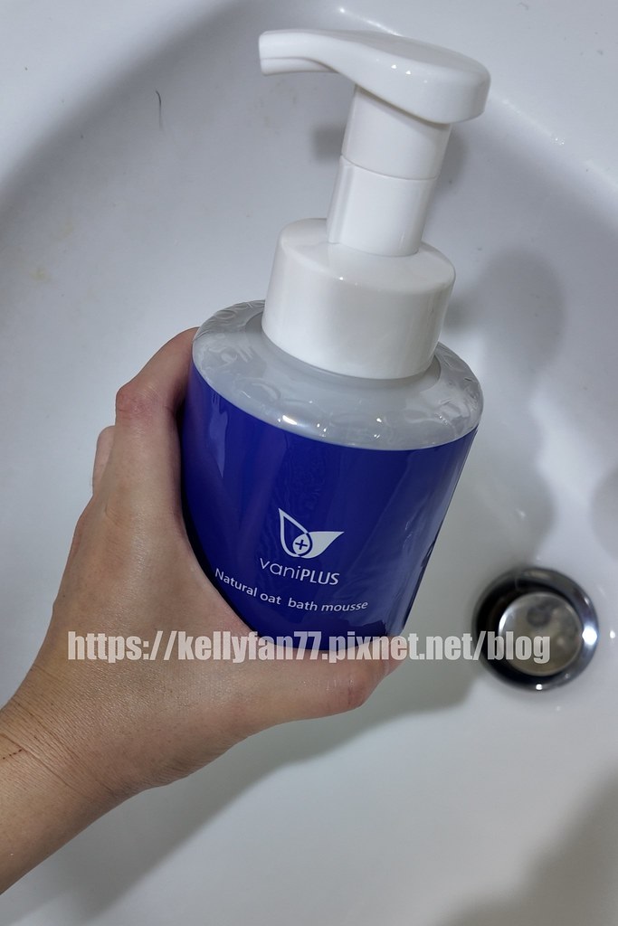 這張照片以清晰的視角展示了vaniPLUS薇霓進階天然燕麥潔膚慕斯在浴室環境中的樣子。手持產品的動作暗示了正在使用或準備使用。簡潔的背景突出了產品本身。