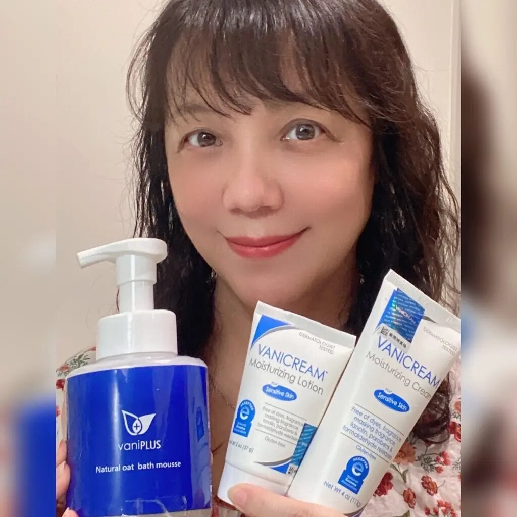 這張自拍照清晰地展示了這位使用者分享的 VANICREAM薇霓肌本和vaniPLUS系列產品，包括沐浴慕斯、保濕乳液和保濕乳霜。女性的笑容和展示產品的動作，傳達了對產品的喜愛和推薦
