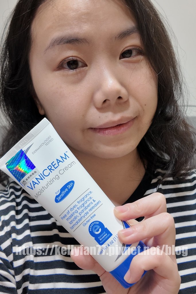 這張自拍照清晰地展示了使用者分享vaniPLUS薇霓進階天然燕麥潔膚慕斯的情景。傳達了對產品的喜愛和推薦，並強調了產品適用於敏感肌膚和不含刺激性成分的特性。