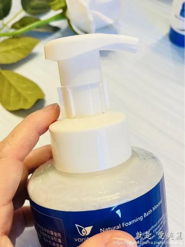 這是一張展示vaniPLUS薇霓進階天然燕麥潔膚慕斯使用方式的特寫照片，突顯其按壓式設計和溫和自然的形象。