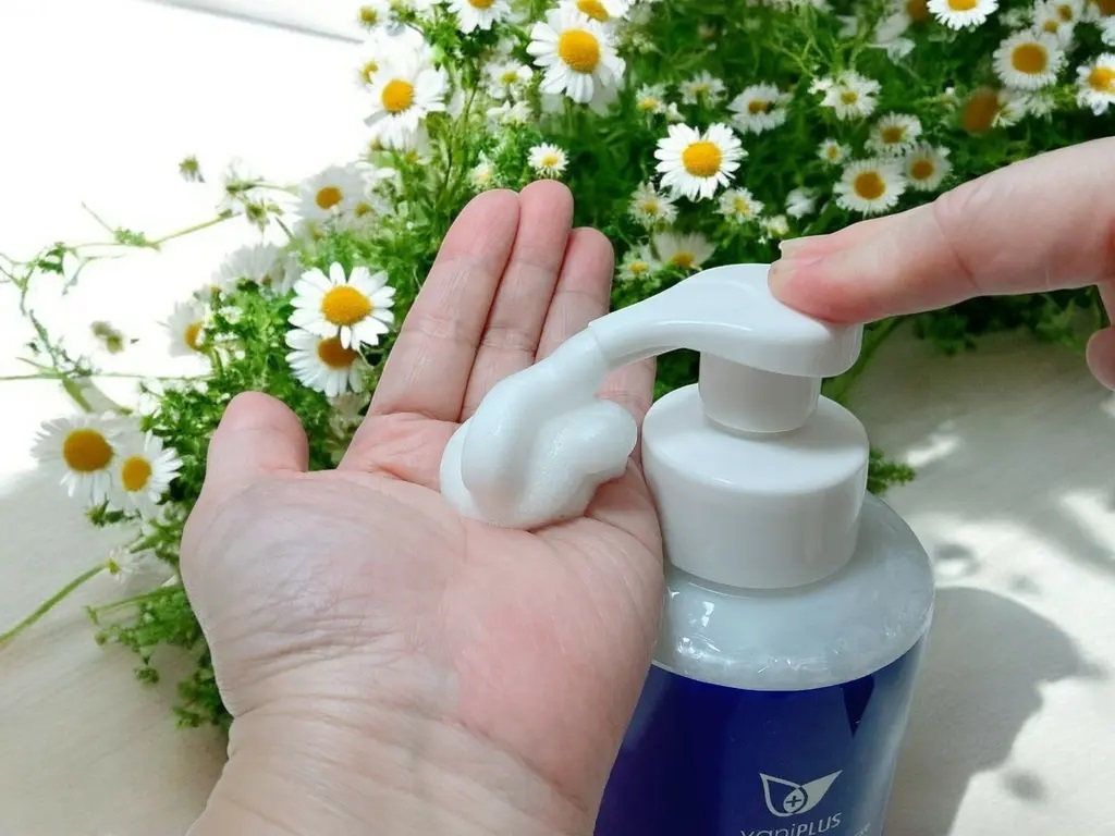 這是一張展示vaniPLUS薇霓進階天然燕麥潔膚慕斯使用過程的照片，清晰呈現了產品的泡沫質地。