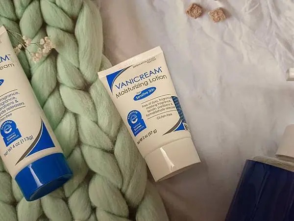 這是一張展示VANICREAM薇霓肌本無油安膚清爽調理乳液旅行瓶以及部分薇霓肌本全日高效修護保濕乳霜和vaniPLUS薇霓進階天然燕麥潔膚慕斯的照片，並搭配了溫馨的裝飾物。