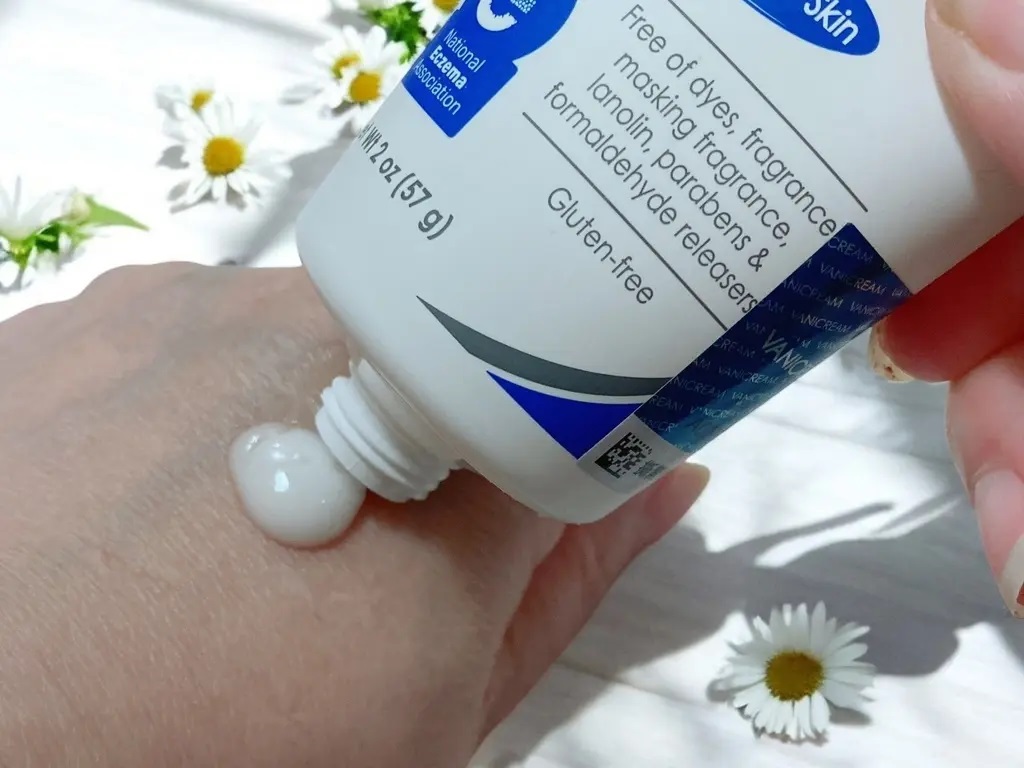 這張照片以近距離視角展示了VANICREAM薇霓肌本無油安膚清爽調理乳液旅行瓶的乳液質地，強調其柔滑和水潤感。手部擠壓和乳液在手背上的呈現，直觀地展示了產品的使用方式和觸感。