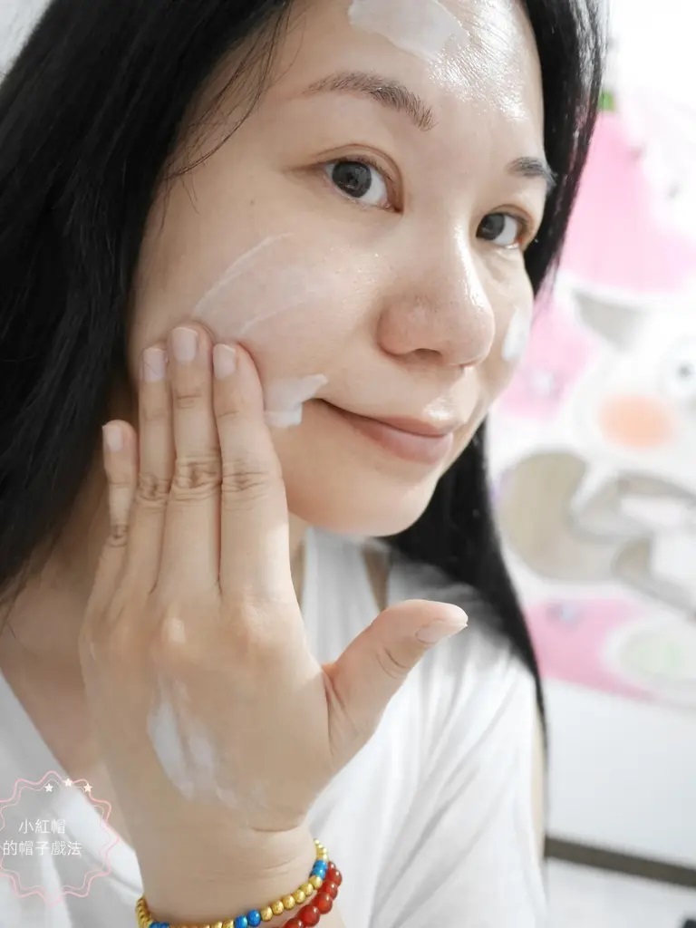 女性將薇霓肌本無油安膚清爽調理乳液旅行瓶塗抹於臉部額頭與雙頰，展現乳液延展性與實際保養使用情境