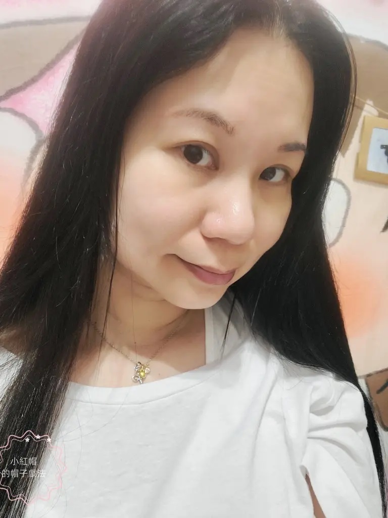 女性保養後素顏照，肌膚狀態清爽透亮，呈現使用薇霓肌本系列產品後的自然水潤膚質