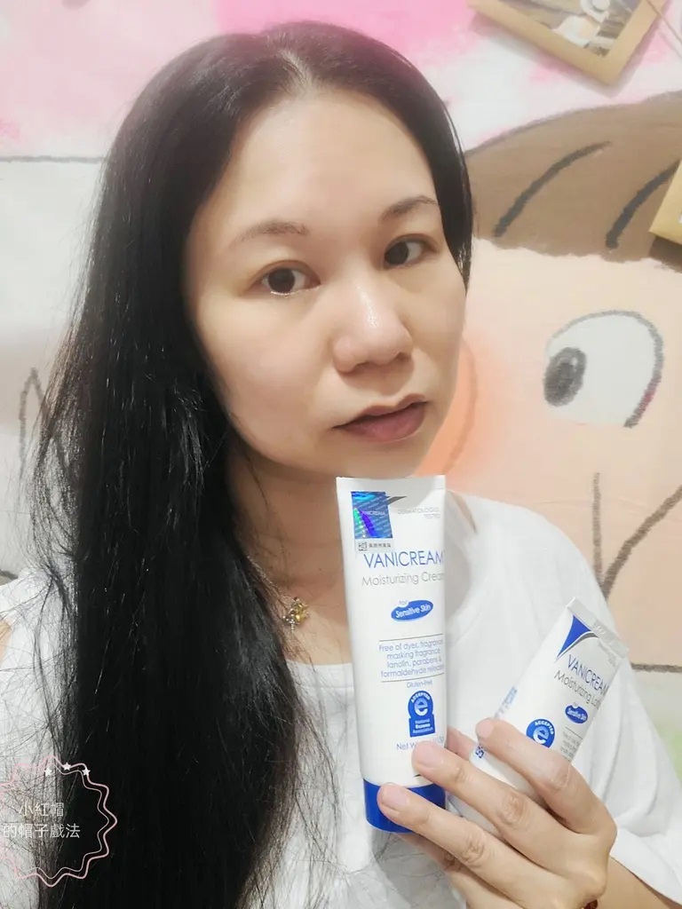 女性素顏展示薇霓肌本全日高效修護保濕乳霜與無油安膚清爽調理乳液旅行瓶，雙手各持一瓶產品，畫面自然展現敏感肌保養首選搭配