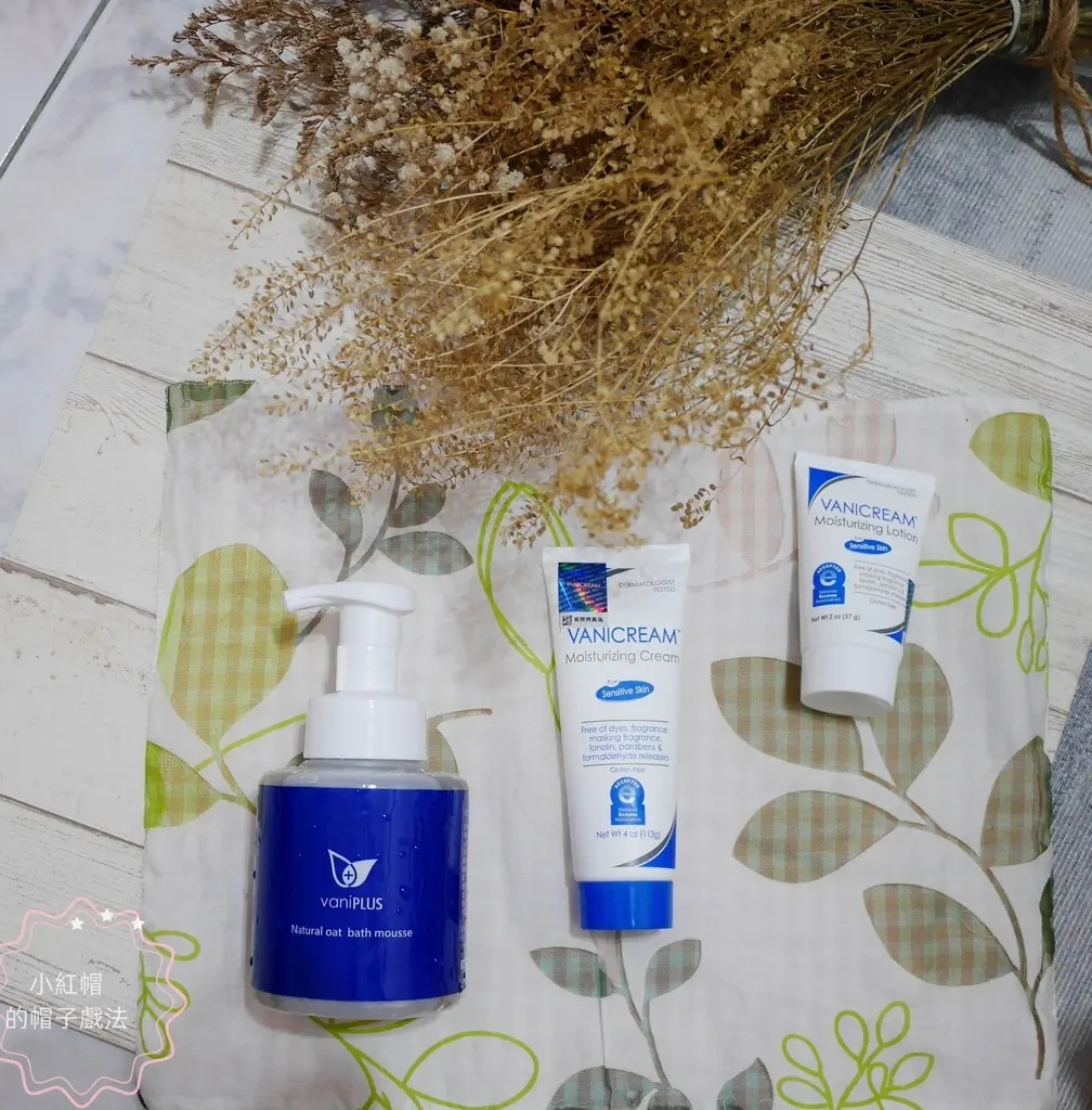 這張照片以俯視的角度展示了薇霓進階天然燕麥潔膚慕斯和VANICREAM薇霓肌本全日高效修護保濕乳霜與無油安膚清爽調理乳液旅行瓶。營造出一種自然、溫和的氛圍。