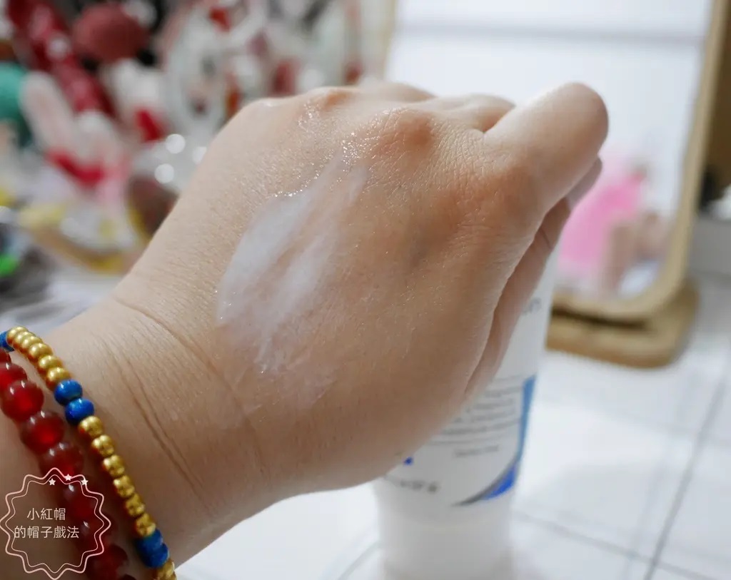 薇霓肌本無油安膚清爽調理乳液旅行瓶實擦於手背後的延展狀態，乳液推開後質地輕盈水潤，肌膚表面帶有自然光澤