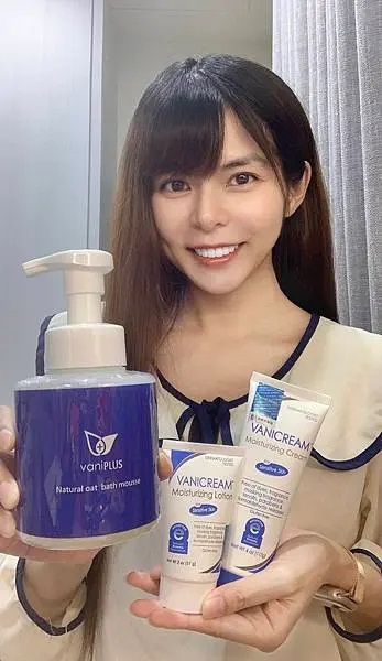 女性笑容親切地展示薇霓進階天然燕麥潔膚慕斯、薇霓肌本無油安膚清爽調理乳液旅行瓶與全日高效修護保濕乳霜，呈現敏感肌潔膚與保濕三步驟完整保養流程