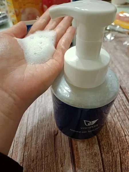 vaniPLUS薇霓進階天然燕麥潔膚慕斯擠出細緻泡泡，質地綿密溫和