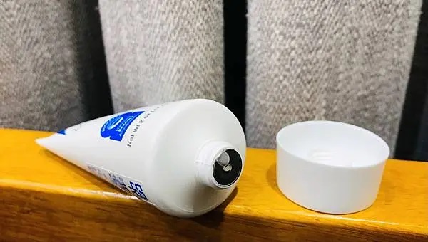薇霓肌本無油安膚清爽調理乳液旅行瓶開蓋展示照，瓶身平放於木質表面，瓶蓋已取下，呈現未使用狀態的出口設計