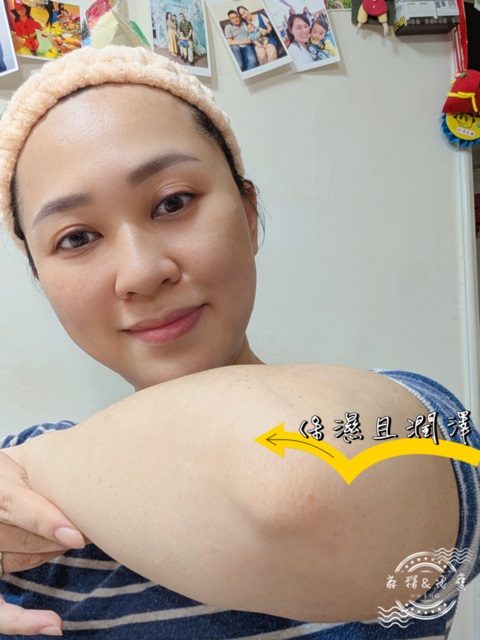女性展示保養後的手肘肌膚狀態，膚質明顯變得保濕潤澤，搭配箭頭與「保濕且潤澤」文字標示，背景為室內環境