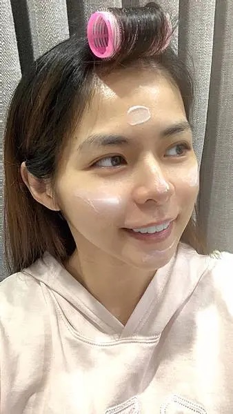 女性於額頭、鼻翼、雙頰與下巴均勻點塗薇霓肌本無油安膚清爽調理乳液，呈現日常保養步驟與乳液使用方式，背景為室內窗簾
