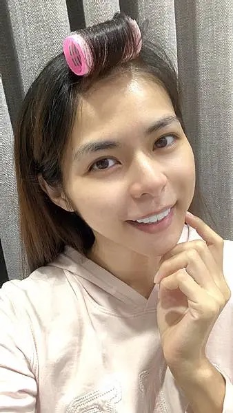 女性完成薇霓肌本無油安膚清爽調理乳液保養後的素顏照，膚況透亮穩定、自然無妝感，背景為居家窗簾