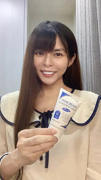 女性笑容自然展示薇霓肌本無油安膚清爽調理乳液正裝瓶，背景為室內牆面與窗簾，營造親切信任感