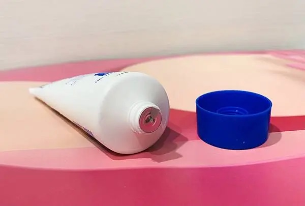 薇霓肌本全日高效修護保濕乳霜開蓋未啟封狀態展示，鋁膜封口完整密封，瓶蓋旋開置於一側，呈現產品全新包裝細節