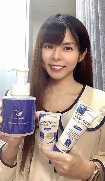 女性笑容親切展示薇霓肌本三款產品，包括燕麥潔膚慕斯、清爽調理乳液旅行瓶與全日高效修護保濕乳霜，呈現系列保養推薦場景