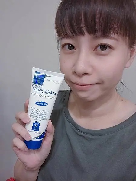 女性使用者手持Vanicream薇霓肌本全日高效修護保濕乳霜展示，呈現產品質感與愛用者推薦畫面