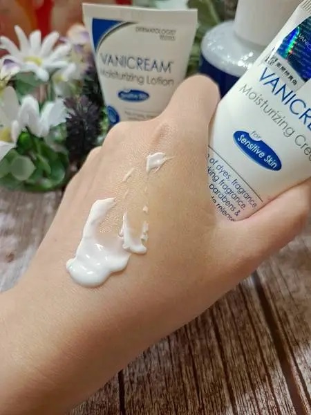 Vanicream薇霓肌本全日高效修護保濕乳霜塗抹示意，展示乳霜質地與細膩延展性