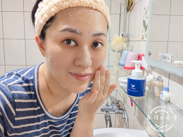 女性在浴室使用薇霓進階天然燕麥潔膚慕斯進行臉部清潔，泡沫均勻分布於全臉並用手輕輕按摩，背景可見洗面台與潔膚產品瓶身