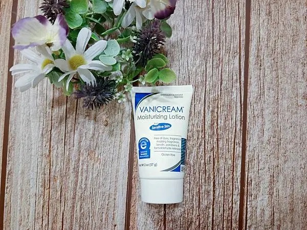 Vanicream薇霓肌本無油安膚清爽調理乳液旅行瓶擺拍，展示產品正面包裝與便攜設計