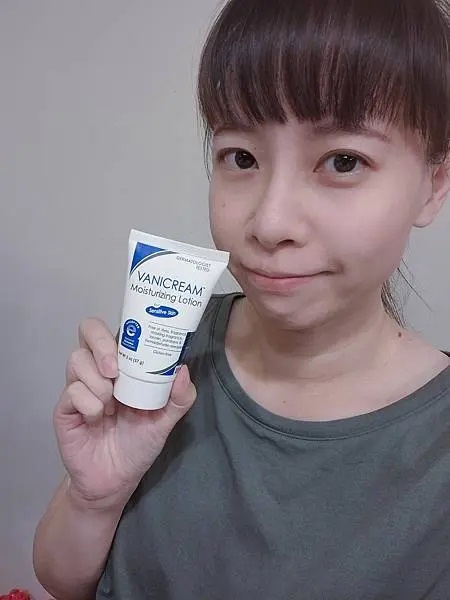 用戶手持Vanicream薇霓肌本無油安膚清爽調理乳液旅行瓶，展現真實使用者推薦感