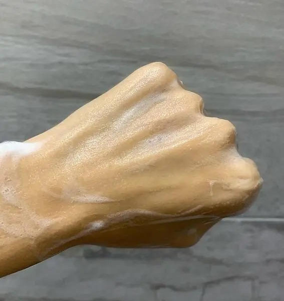 薇霓進階天然燕麥潔膚慕斯於清潔過程中覆蓋於手部肌膚，泡沫轉化為濕潤滑感，呈現溫和洗淨狀態