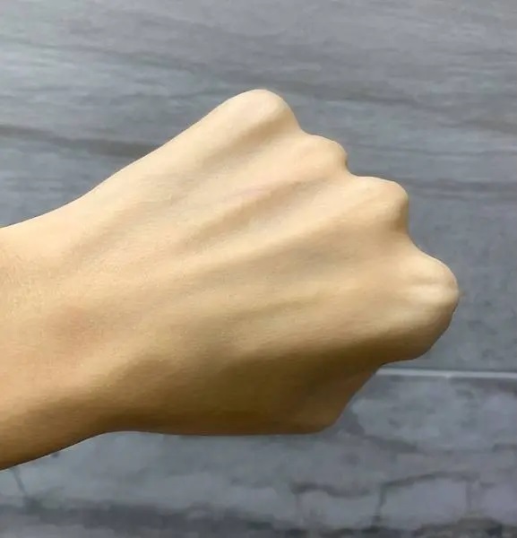 使用薇霓進階天然燕麥潔膚慕斯清潔後的手部膚況，肌膚乾淨無殘留，質地清爽柔滑不緊繃