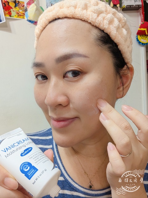 女性使用薇霓肌本無油安膚清爽調理乳液旅行瓶塗抹於臉頰，臉部肌膚清爽自然，背景為居家室內環境