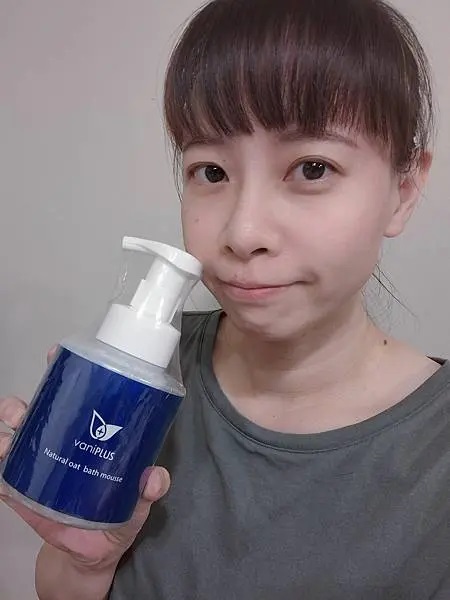 女性用戶手持vaniPLUS薇霓進階天然燕麥潔膚慕斯，展現溫和清潔好感形象