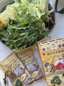 一盒有5包,每包大概可以煮2-3人份。O卡桑原本只做木耳露,新的產品銀耳玉米濃湯的添加物也很少,奶味濃郁。👉httpslihi3.meRp1fh