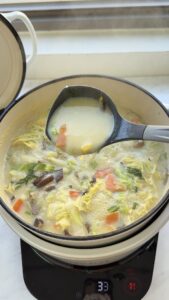 我用小V鍋煮一鍋5-6人份的時蔬玉米蛋花濃湯(蛋奶素)。奶白色的湯頭,很適合搭麵條吃。