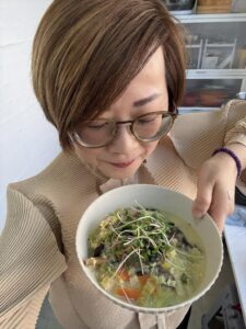 我用2包銀耳玉米濃湯變出2人份的時蔬玉米蛋花濃湯麵(蛋奶素)。