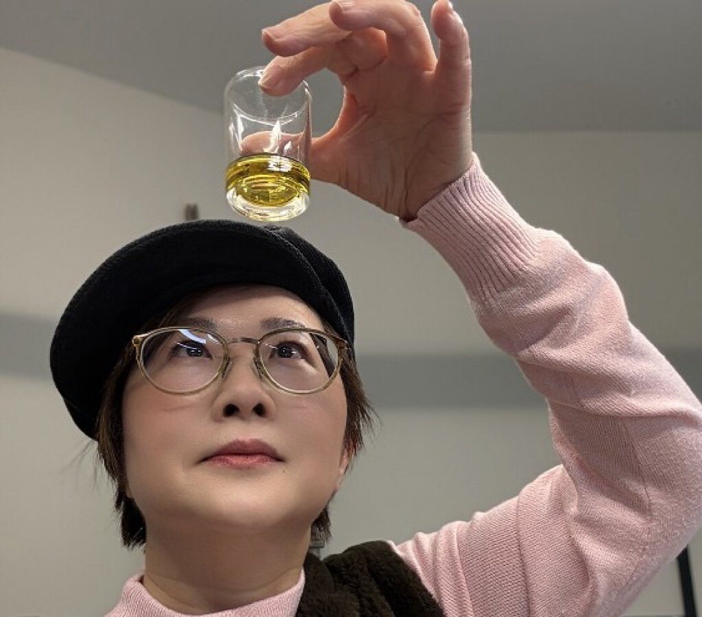 經濟日報商情版報導:昶虹貿易靠企業主 IP 跨界,打造美德與油品影響力!內容包含「打破橄欖油 4 大迷思」、「飛產地問義大利頂級莊園」等黃字與白字文案,並展示單一品種、酸價、未過濾更健康、香甜順口等紅圈迷思探討