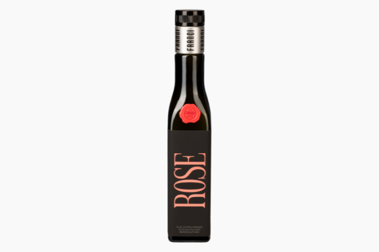 義大利Frantoio Franci的ROSE特級初榨橄欖油產品照。在純白去背背景中央，展示一瓶直立的深色玻璃橄欖油瓶，瓶身貼有標註大字ROSE與精緻花卉圖案的質感酒標，瓶口帶有紅蠟封標章細節。